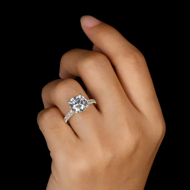 Brilliant Round Cut Moissanite Diamond Ring