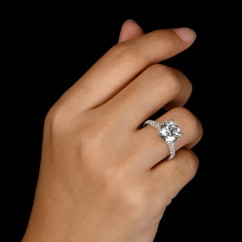 Brilliant Round Cut Moissanite Diamond Ring