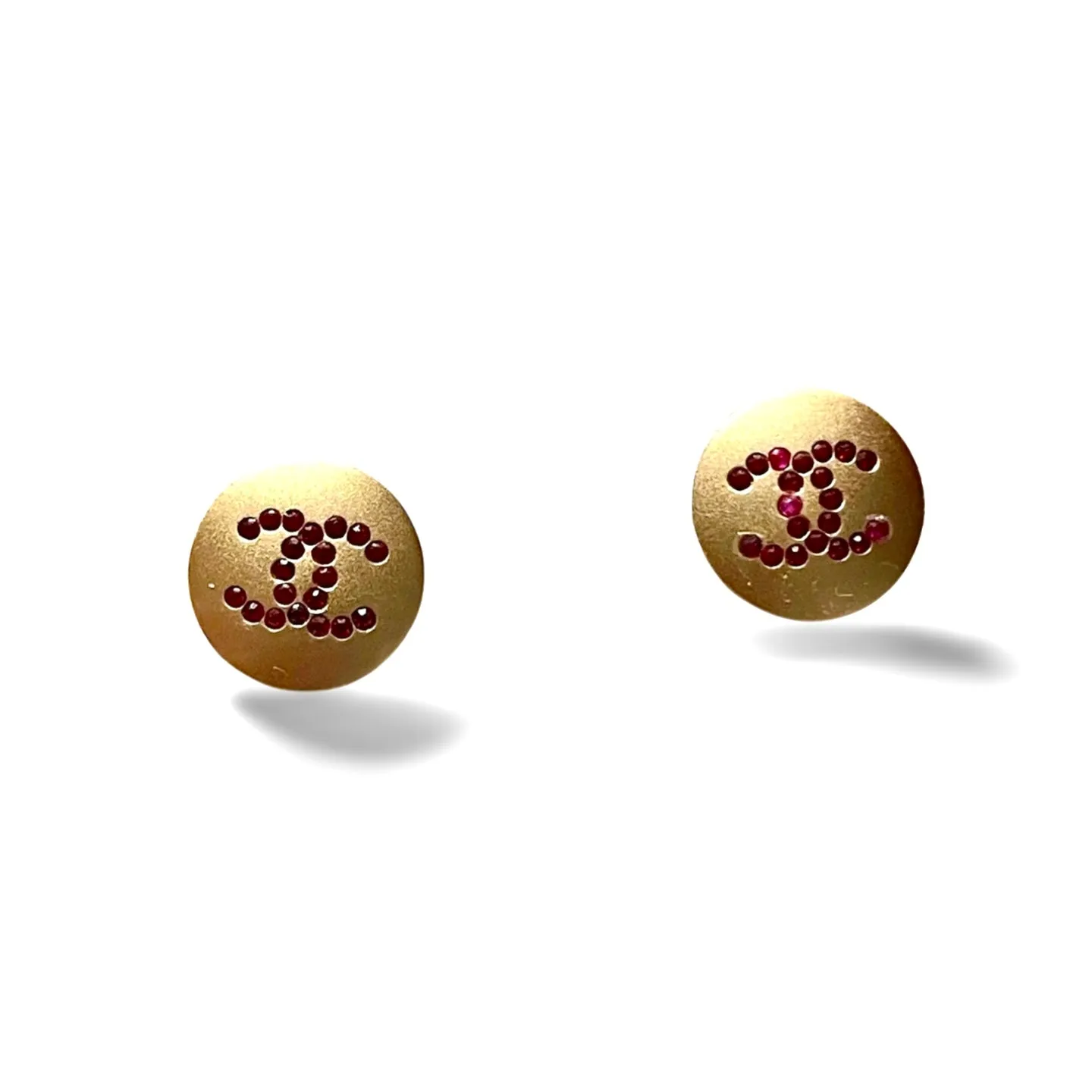 Vintage CHANEL golden round stud earrings with red rhinestone crystal CC marks. Pierced earrings. 060728br11