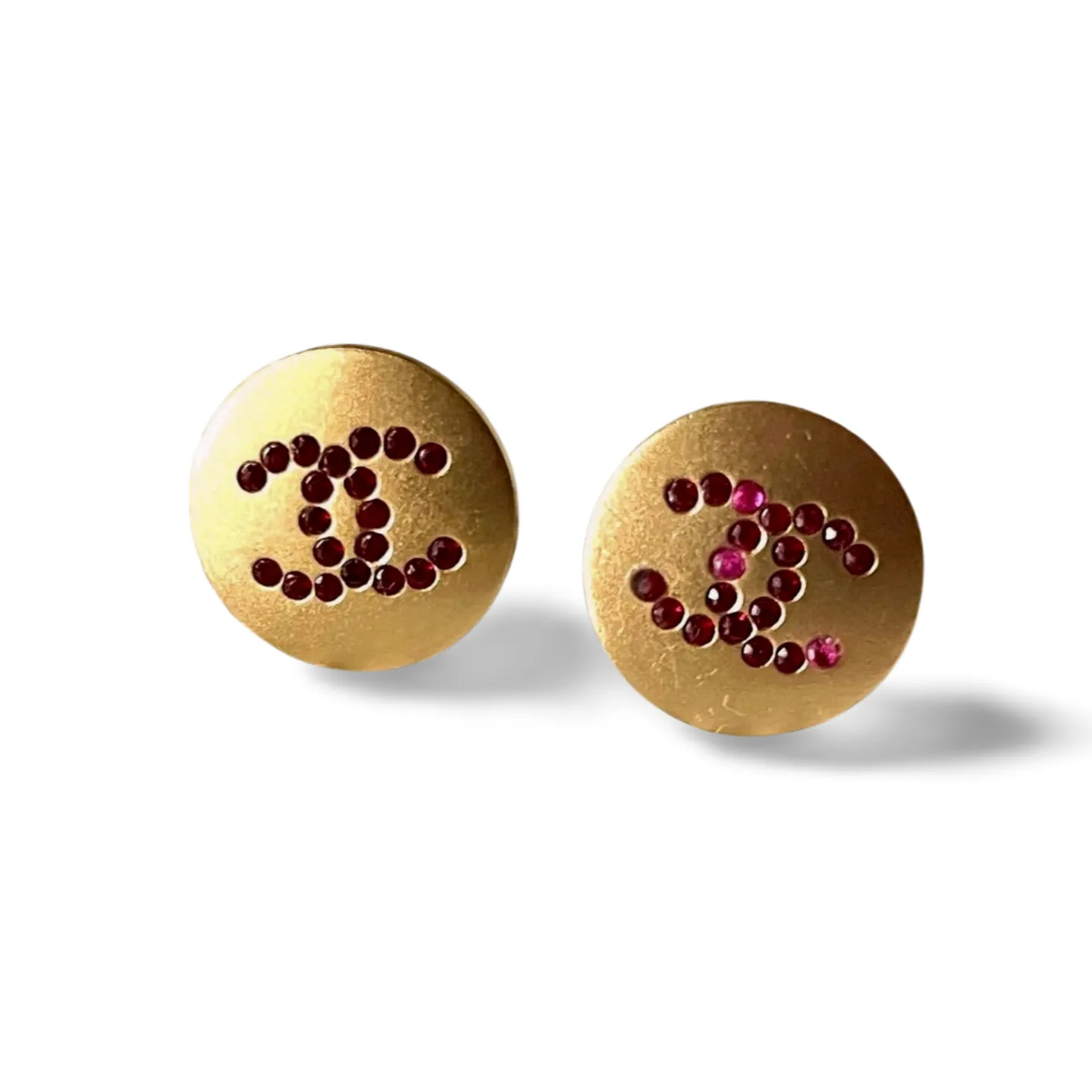 Vintage CHANEL golden round stud earrings with red rhinestone crystal CC marks. Pierced earrings. 060728br11