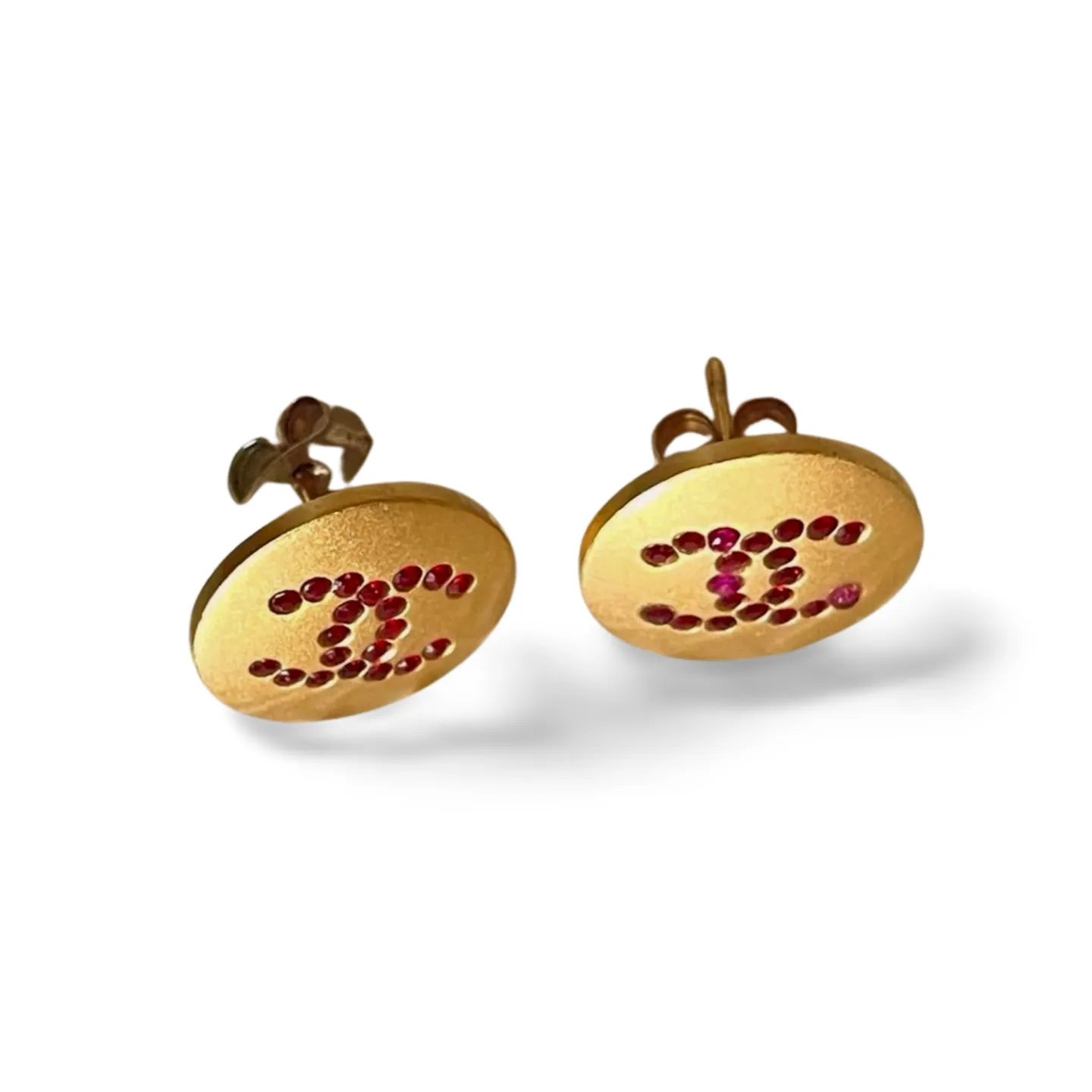 Vintage CHANEL golden round stud earrings with red rhinestone crystal CC marks. Pierced earrings. 060728br11